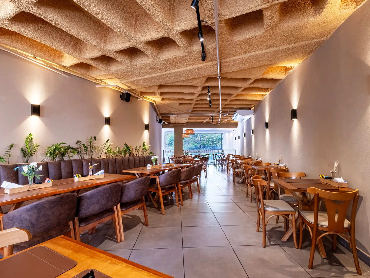 Obra comercial do restaurante Ambrozini, salão principal, APTAR