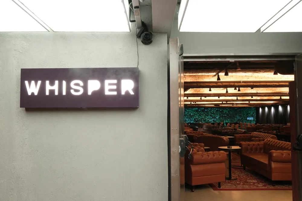 Obra comercial de lounge entregue pela APTAR