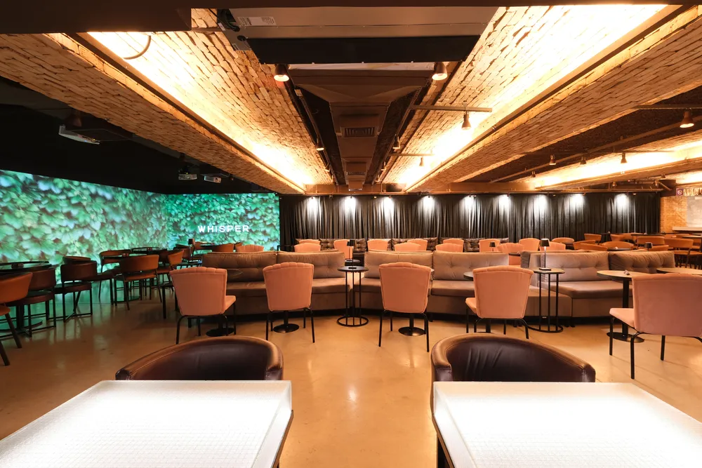 Obra comercial do lounge Whisper, APTAR