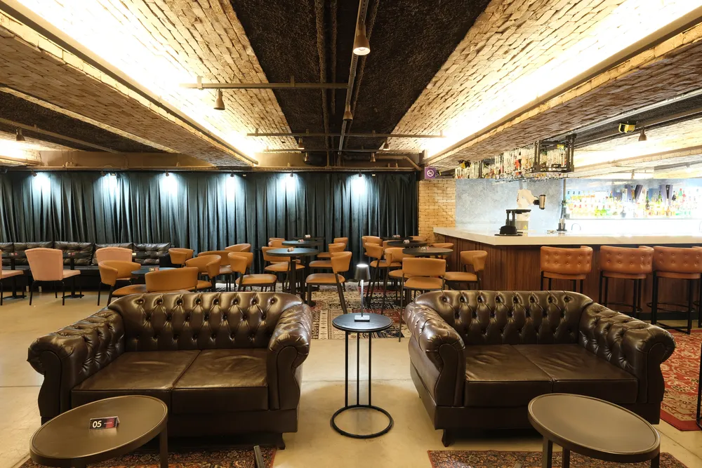 Obra comercial do lounge Whisper, APTAR